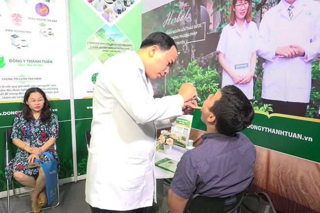 Thầy thuốc Thanh Tuấn thăm khám trực tiếp cho bệnh nhân