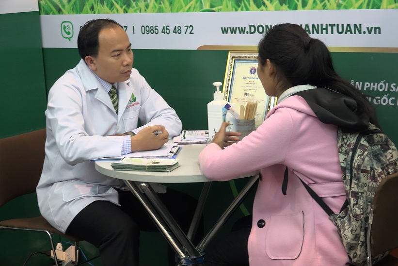 Thầy thuốc Thanh Tuấn thăm khám và trò chuyện cùng bệnh nhân hôi miệng