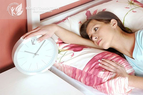  Căng thẳng, lo âu là một trong những nguyên nhân ảnh hưởng đến giấc ngủ.