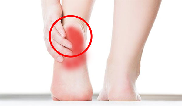 Những cử động đột ngột sẽ khiến gót chân bị sưng đau