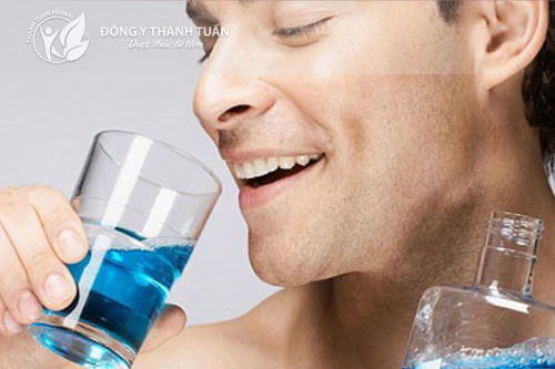 dùng nước súc miệng đúng cách giúp bạn loại bỏ vi khuẩn và đem lại hơi thở thơm mát