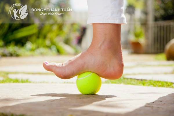 Lăn chân với banh giúp giảm đau gót chân