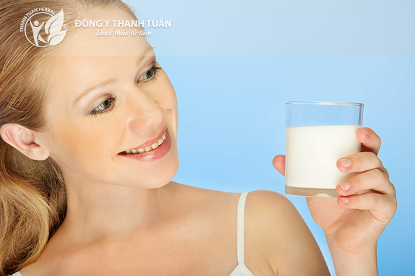 Một ly sữa ấm trước khi đi ngủ sẽ giúp bạn đi vào giấc ngủ dễ dàng hơn