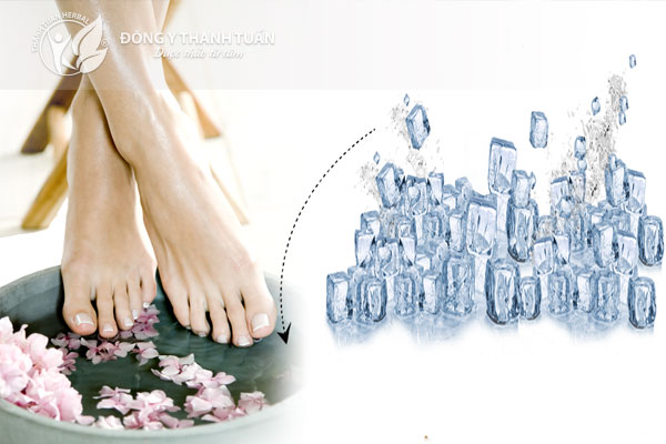 Ngâm chân bằng nước đá lạnh để giảm đau gót chân
