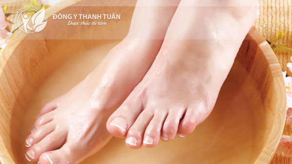 Ngâm chân vào nước muối giúp điều trị đau gót chân