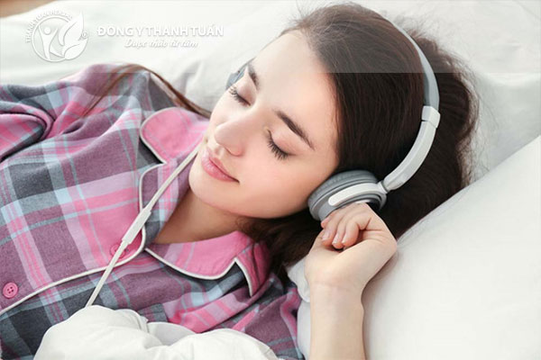 Nghe những bản nhạc du dương sẽ giúp bạn dễ dàng đi vào giấc ngủ.
