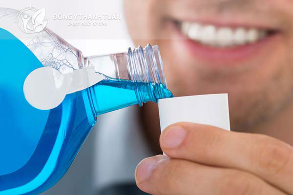 Nước súc miệng giúp vệ sinh răng, lưỡi, lợi và giảm mùi hôi miệng 