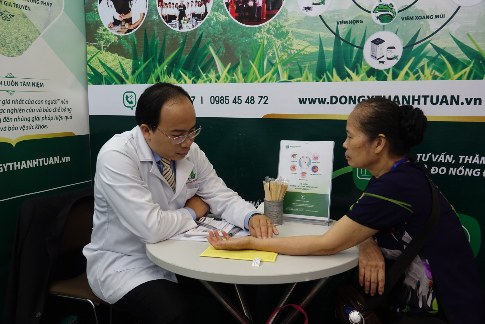 Thầy thuốc Nguyễn Thanh Tuấn bắt mạch tư vấn bệnh cho khách hàng