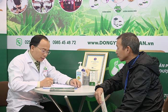 Thầy thuốc Nguyễn Thanh Tuấn thăm khám hôi miệng