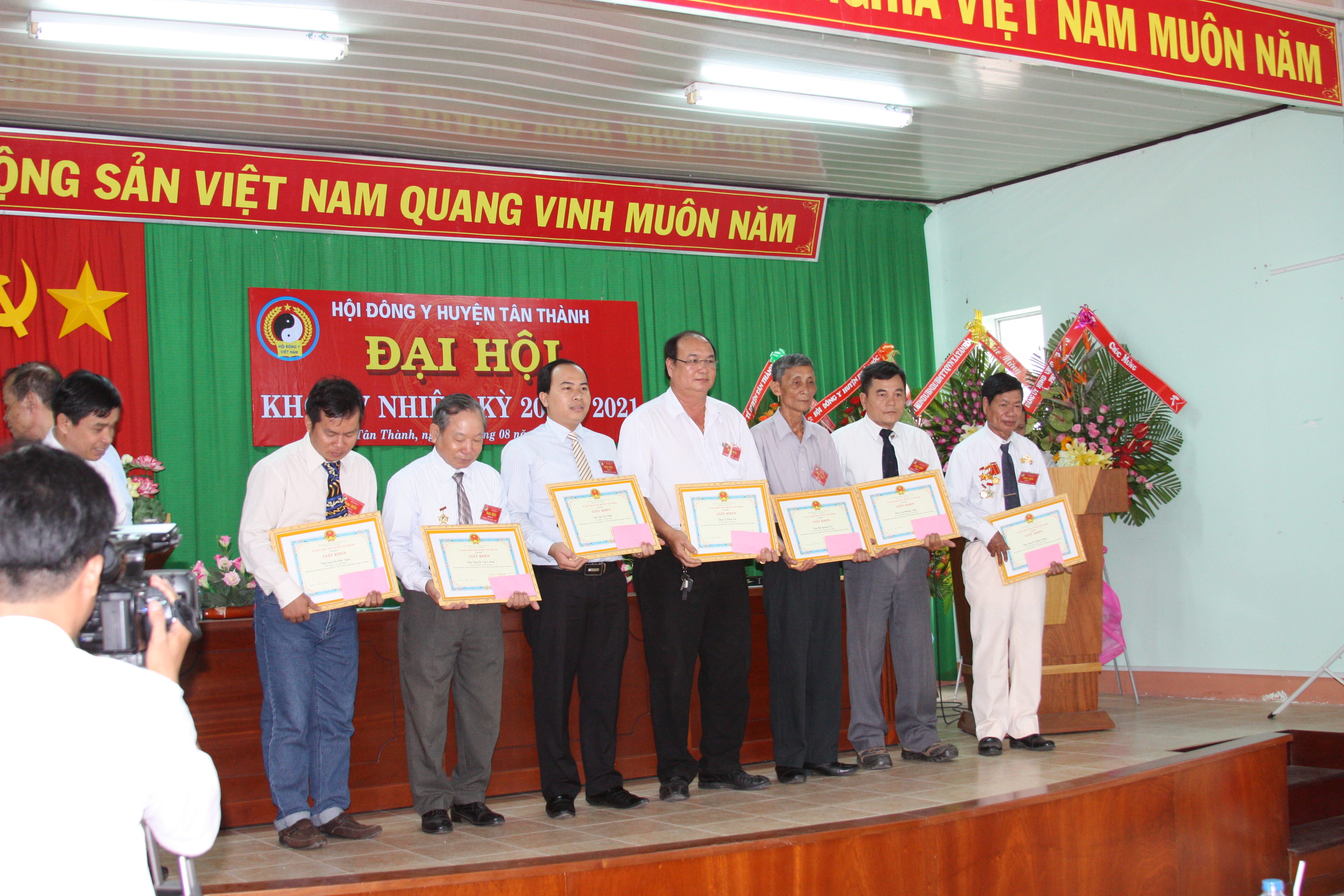 Lương y Thanh Tuấn nhận bằng khen do Hội Đông y huyện Tân Thành trao tặng