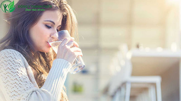 Uống nước ấm trước khi ngủ giúp giảm các cơn đau bụng kinh
