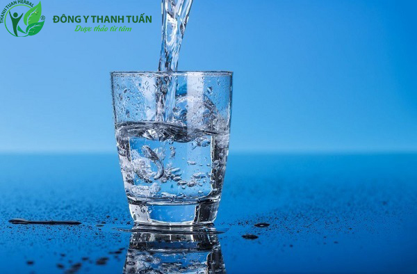 Uống nước khoáng (nước lọc mỗi ngày) giúp cơ thể luôn được thanh lọc
